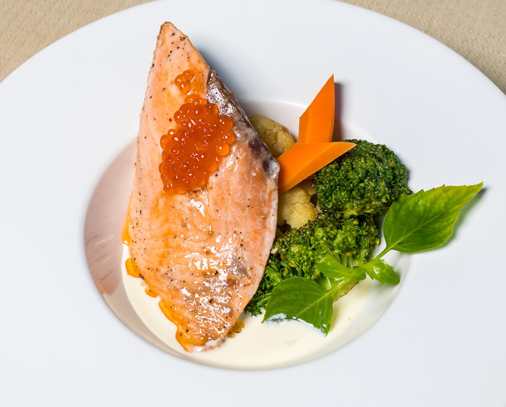 Proteine magre come pollo, pesce e legumi